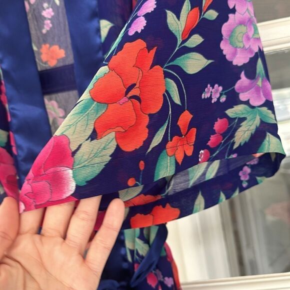 VINTAGE VICTORIA’S SECRET GOLD LABEL SILK ROBE - Picture 4 of 7